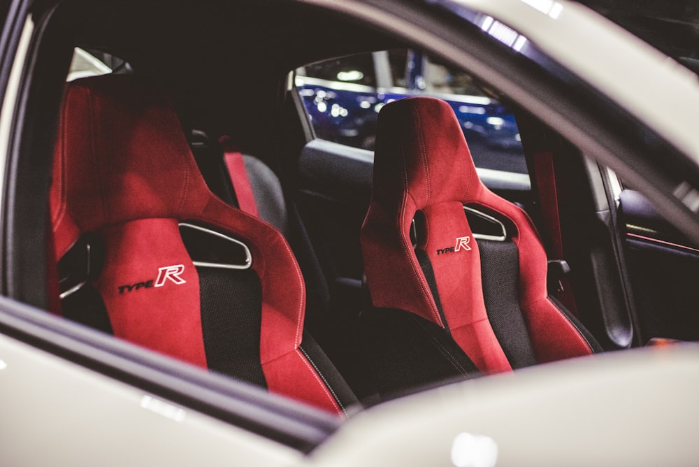 Capas de assento de veículo vermelhas e pretas