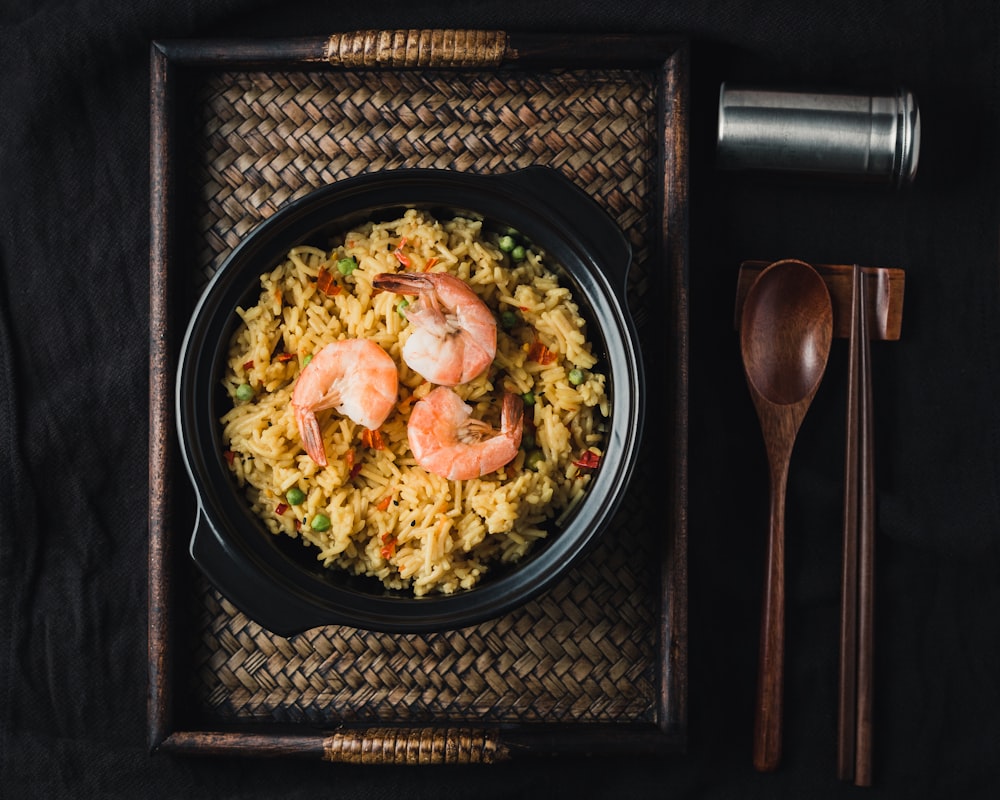 Freír arroz con plato de langostinos