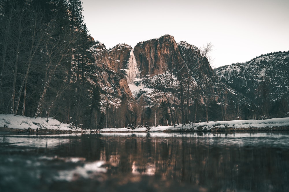 Paysage de montagne glacé