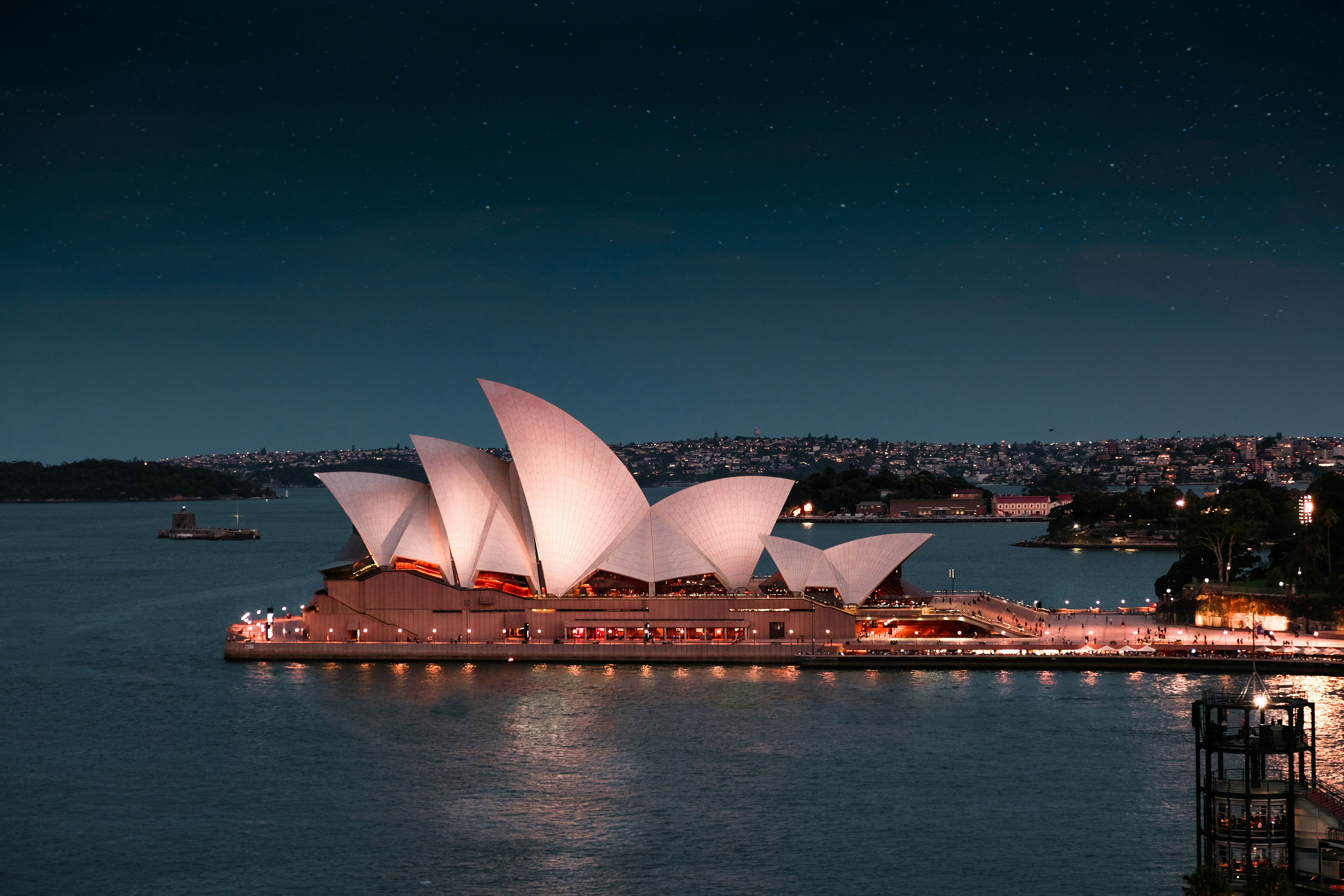 Capture this photo during my walk from Circular Quay to Darling Harbour. This one was taken when strolling along the Harbour Bridge. It’s a view to die for.