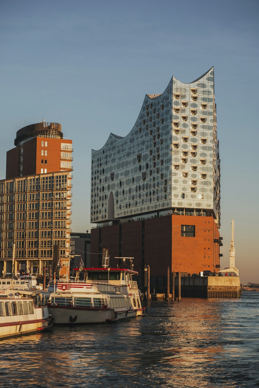 Yate en el muelle cerca del edificio durante el día