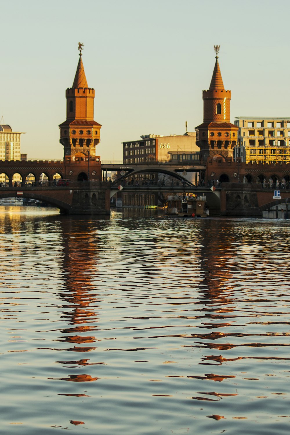 Architekturfotografie von braunen Gebäuden