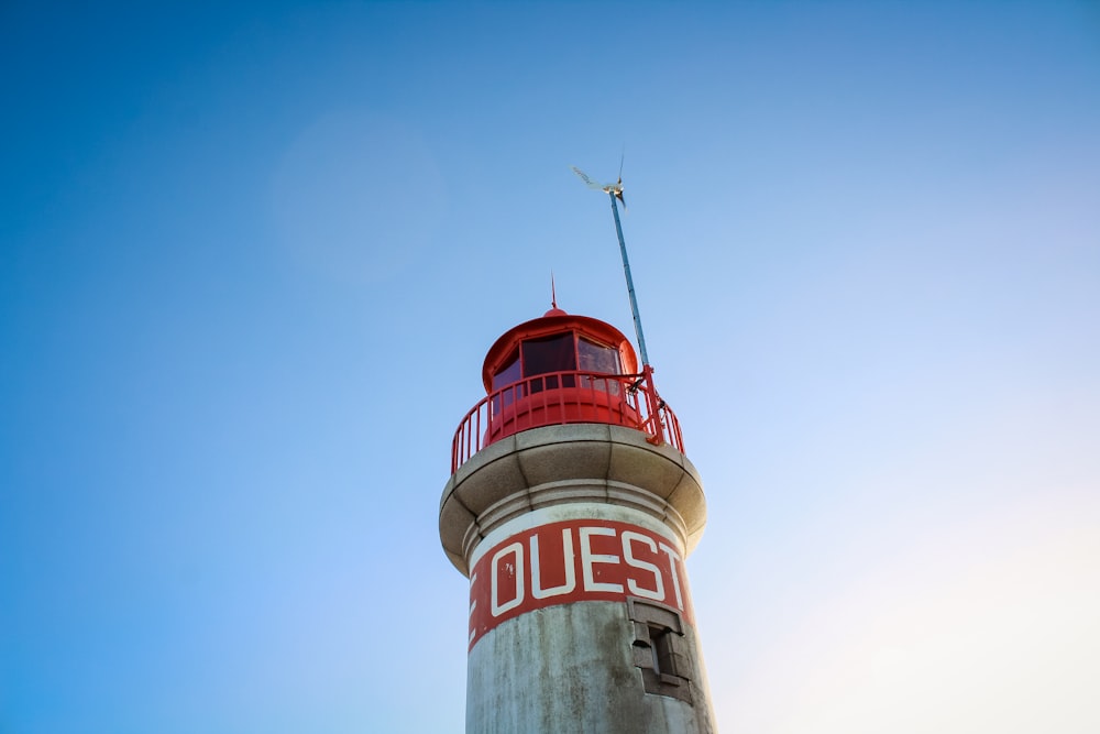 Torre de vigilancia roja y blanca