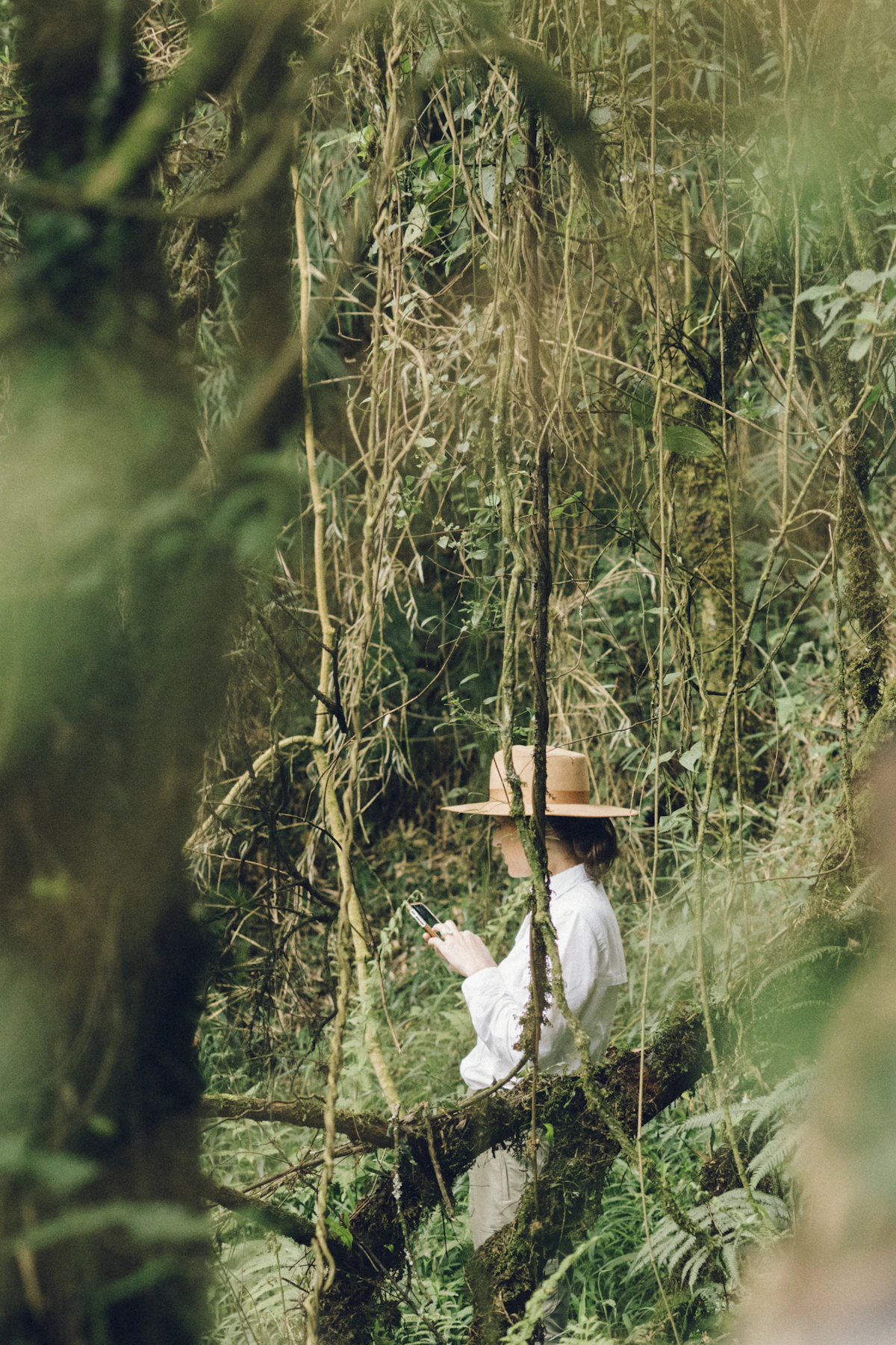 Woman wearing a refined neutral hat