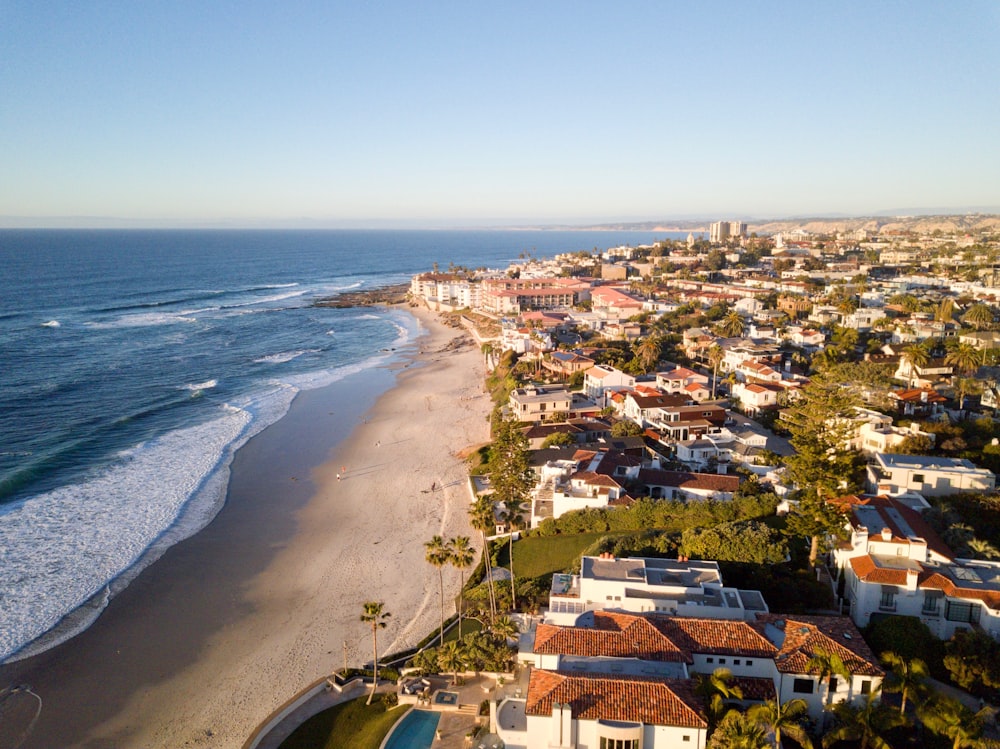 fotografia aérea de casas ao lado do corpo d'água