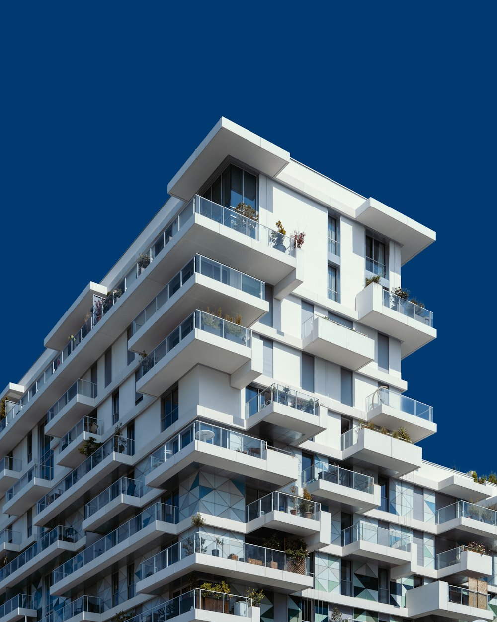 bâtiment en béton blanc pendant la journée