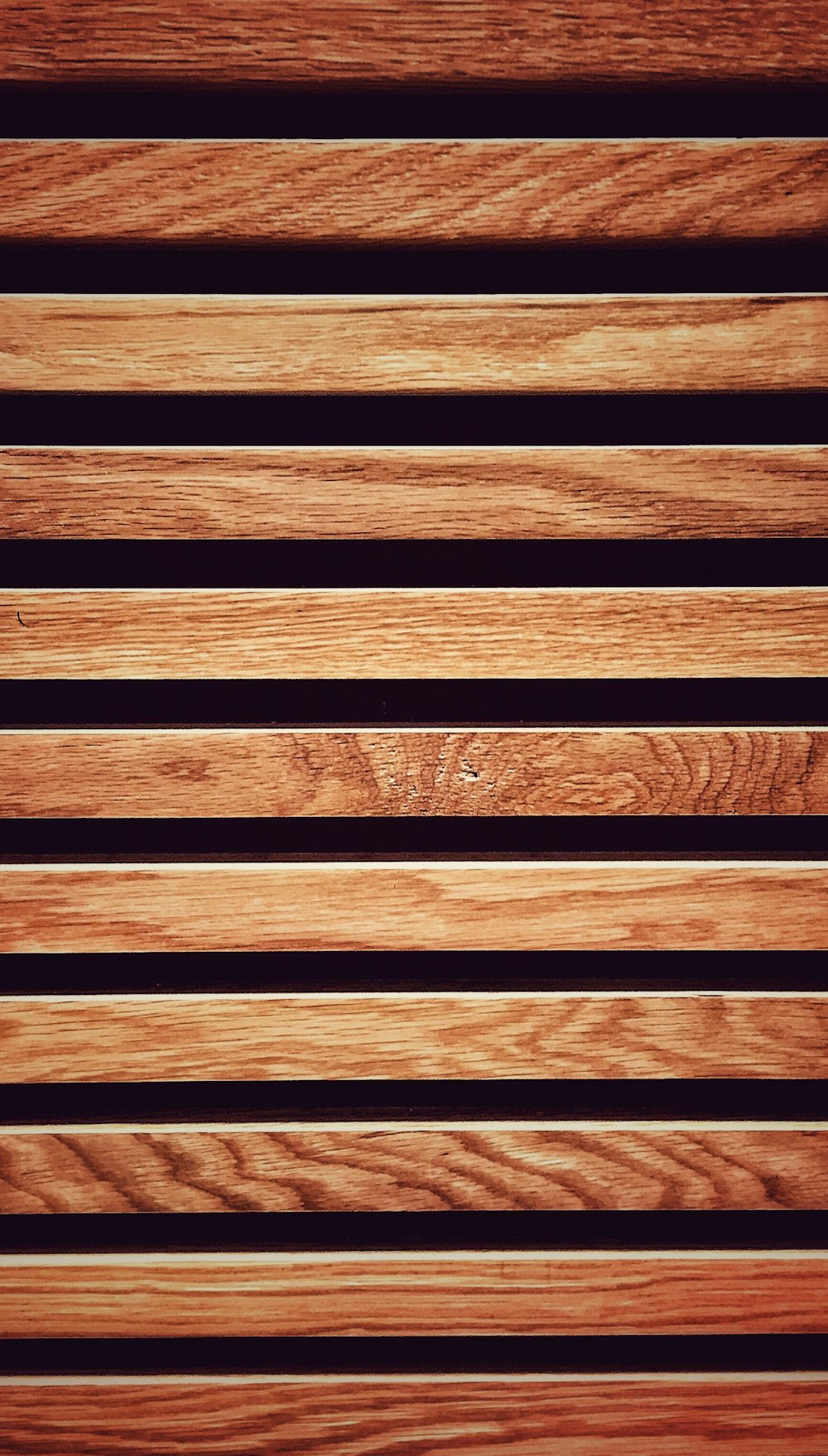 um close up de uma superfície ripada de madeira