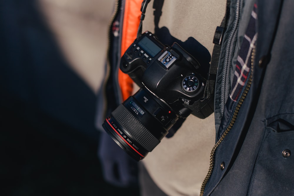 Selektive Fokusfotografie einer schwarzen DSLR-Kamera