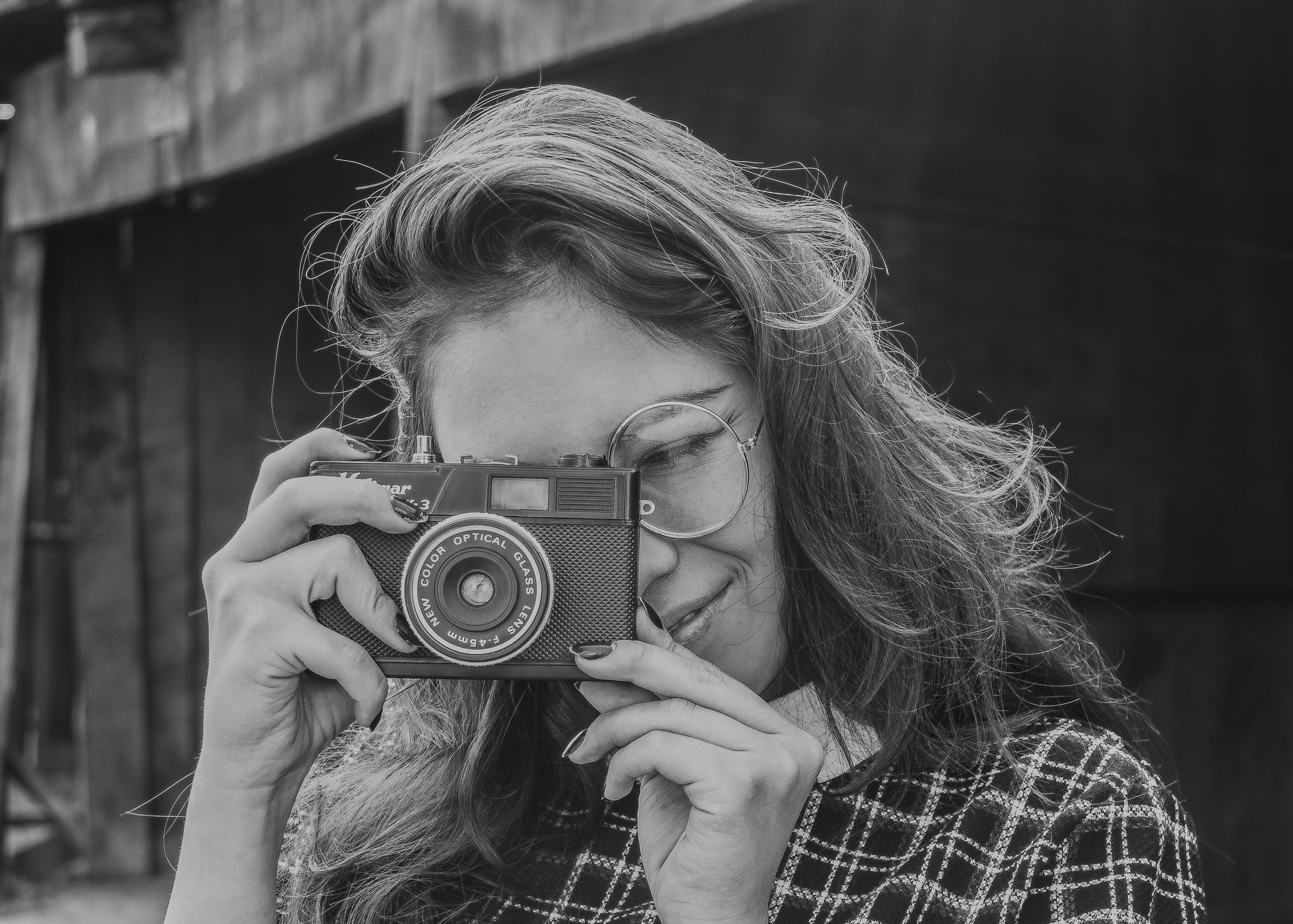 Featured image of post Wallpaper Vintage Photography Aesthetic Black And White Camera - It gives a room a sense of nostalgia, as if they were looking into a classic 1930s movie.