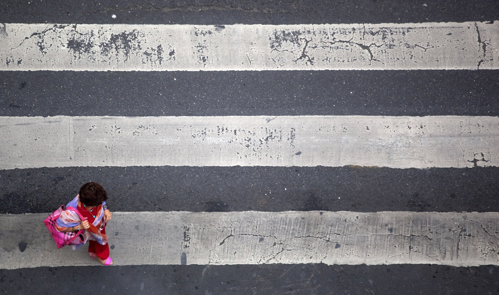 Canon EOS 5D Mark II + Canon EF 70-300mm F4.5-5.6 DO IS USM sample photo. Person walking on street photography