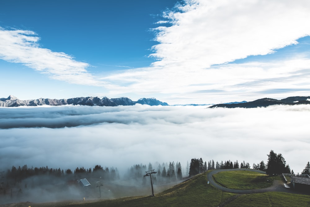 Fotografía de larga exposición de nubes blancas