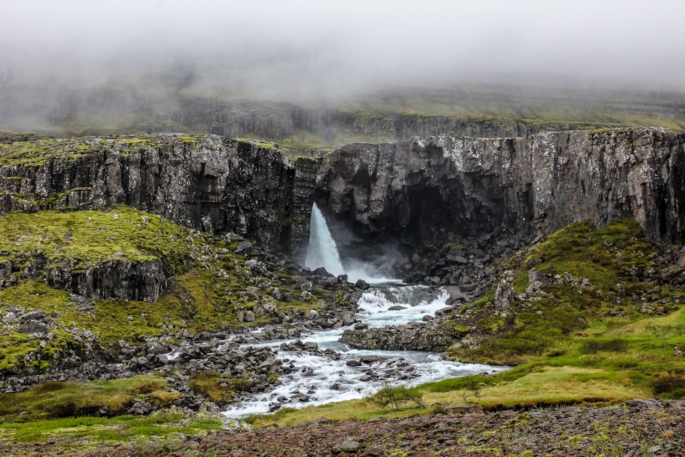 Photographie aérienne d’un plan d’eau entre les montagnes