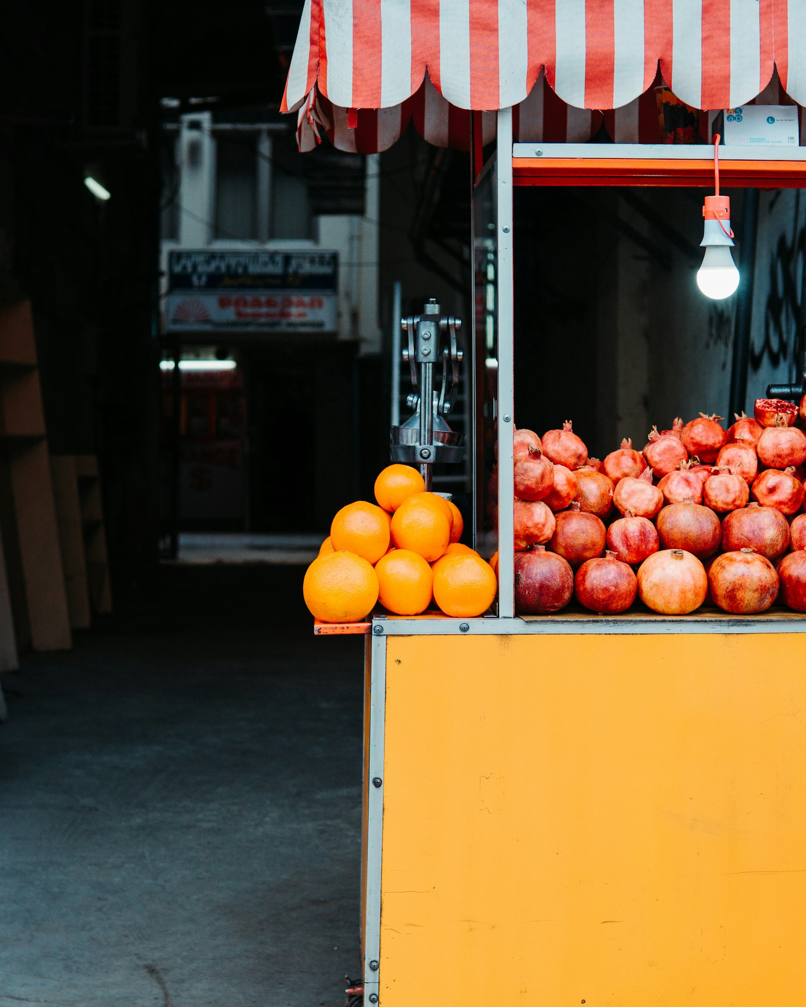 Sony a6000 + Sigma 30mm F1.4 DC DN | C sample photo. Pomegranates and oranges on photography