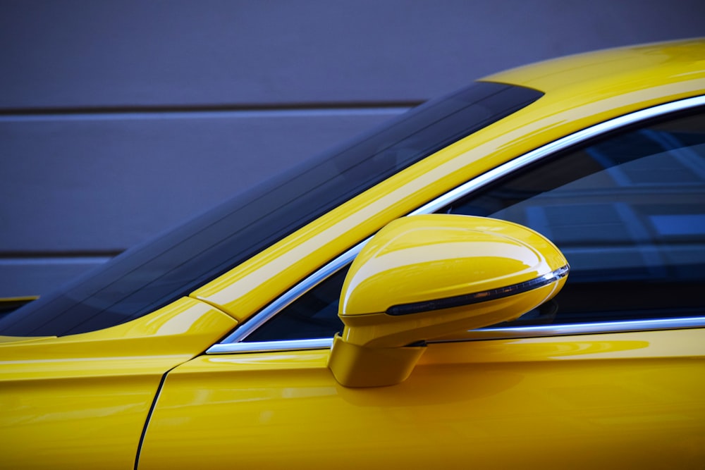 Espejo lateral amarillo del vehículo