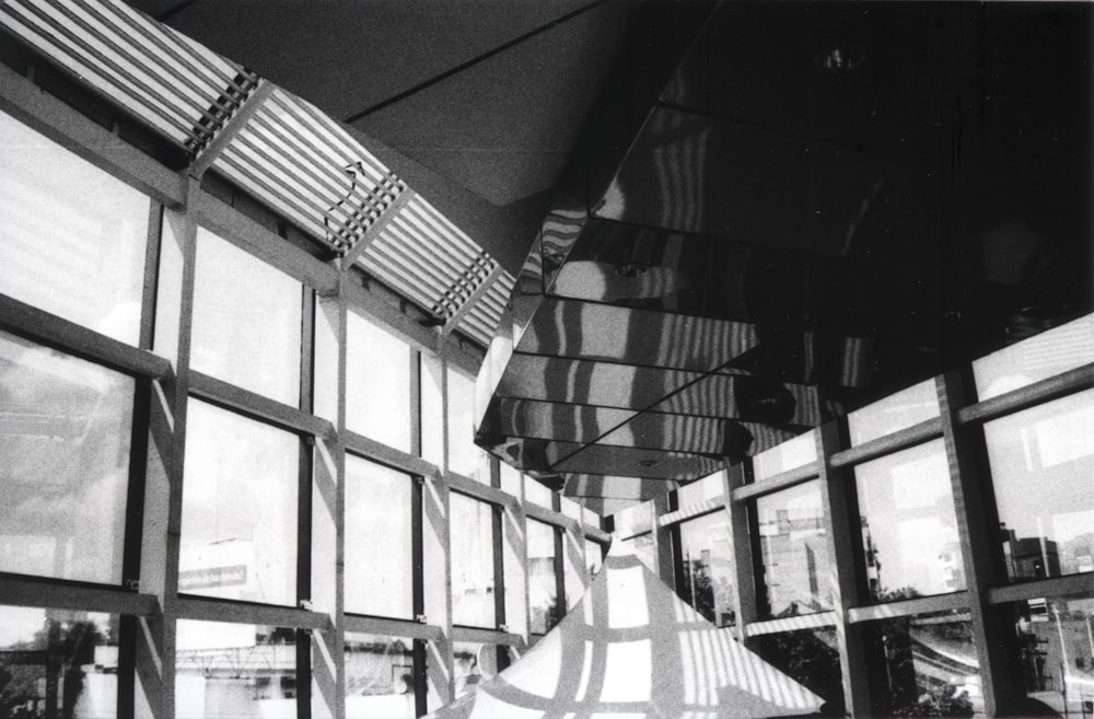 Graustufenfoto eines gerahmten Glasgebäudes