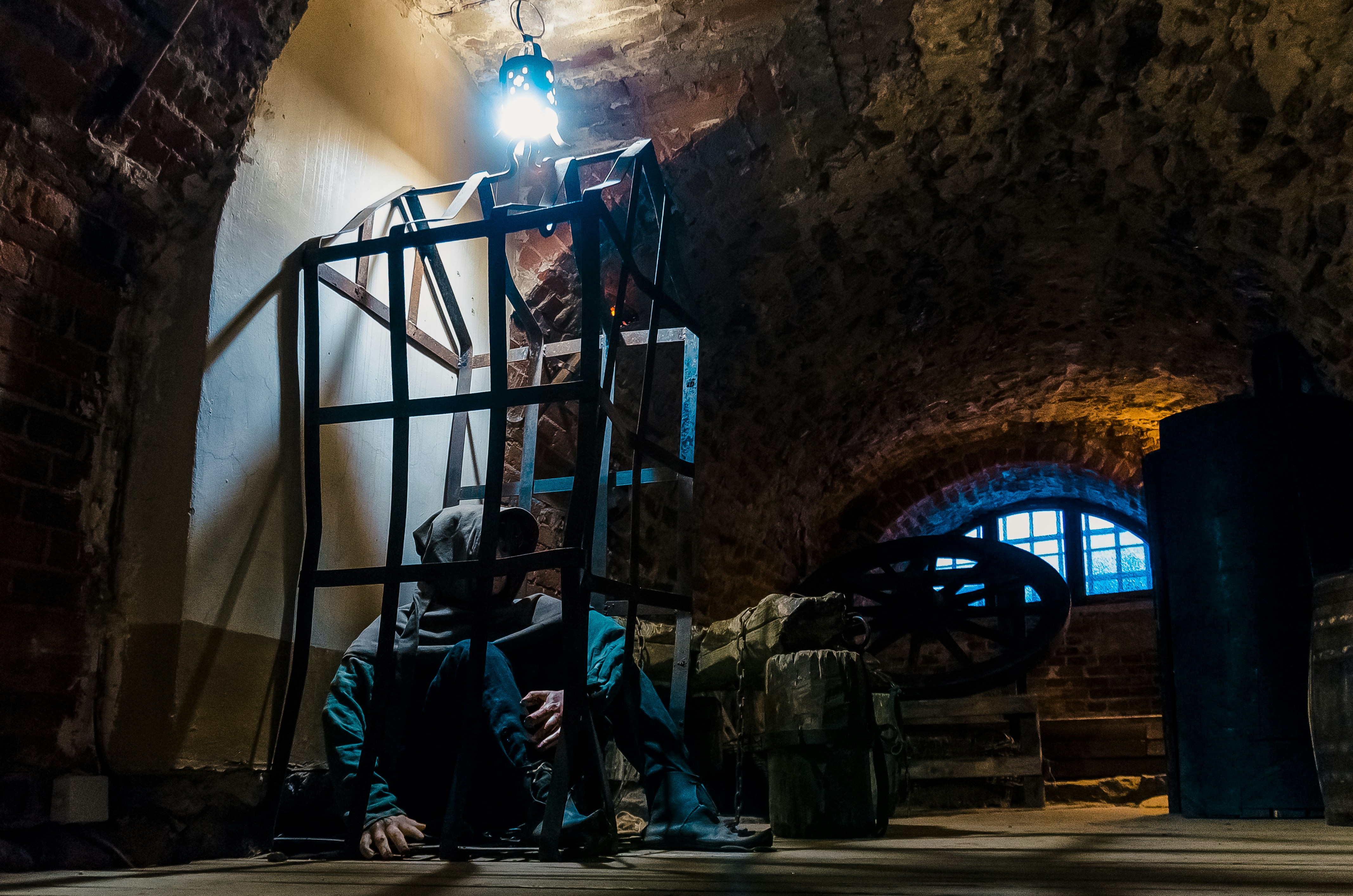 hombre sentado en el suelo mientras se apoya en la pared