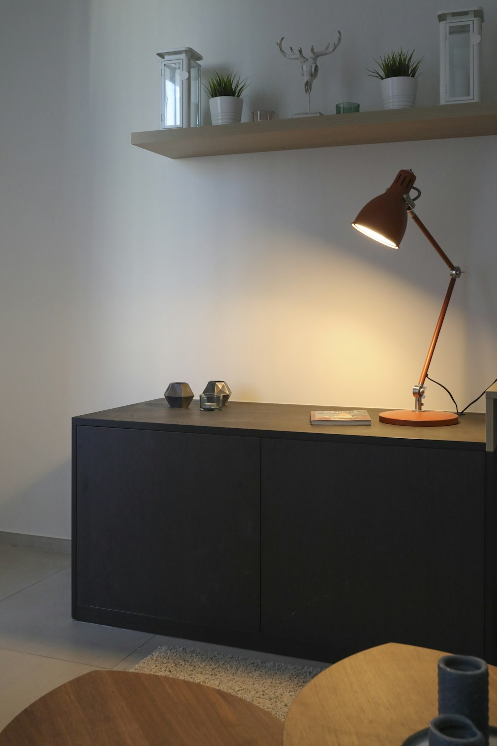 mesa de madeira preta e lâmpada de mesa marrom