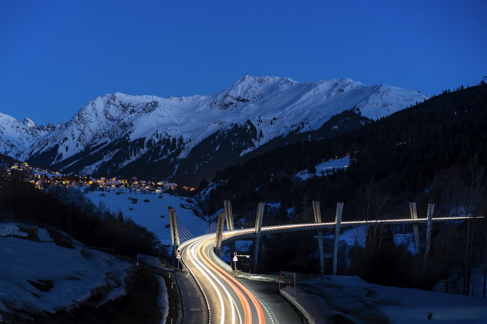 Paesaggio ghiacciato di Moutnain e Bridge