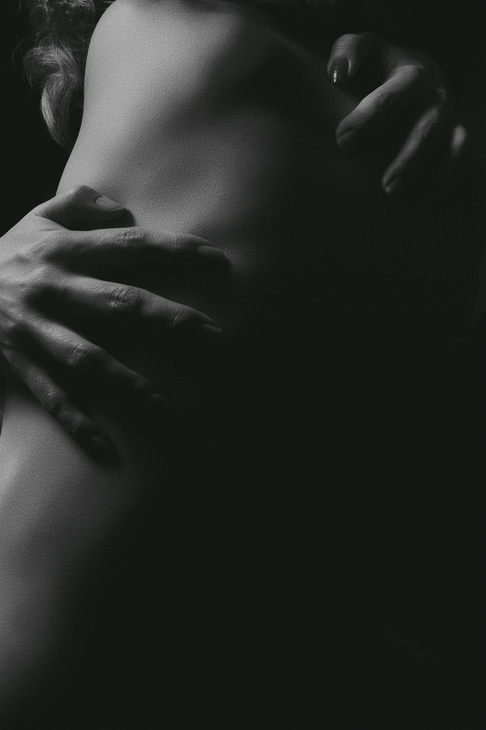 Una foto en blanco y negro del trasero de una mujer