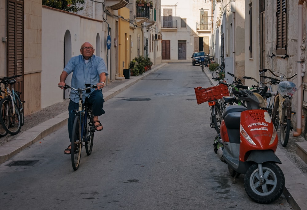 hombre montando en bicicleta