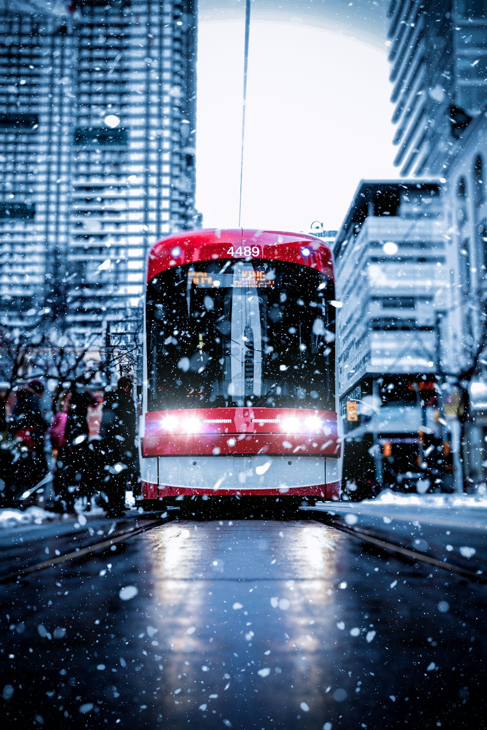 Train rouge sur la route