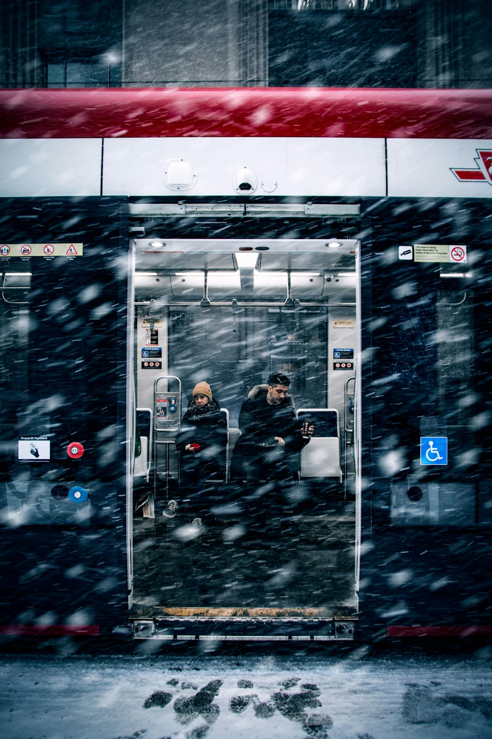 due persone all'interno del treno