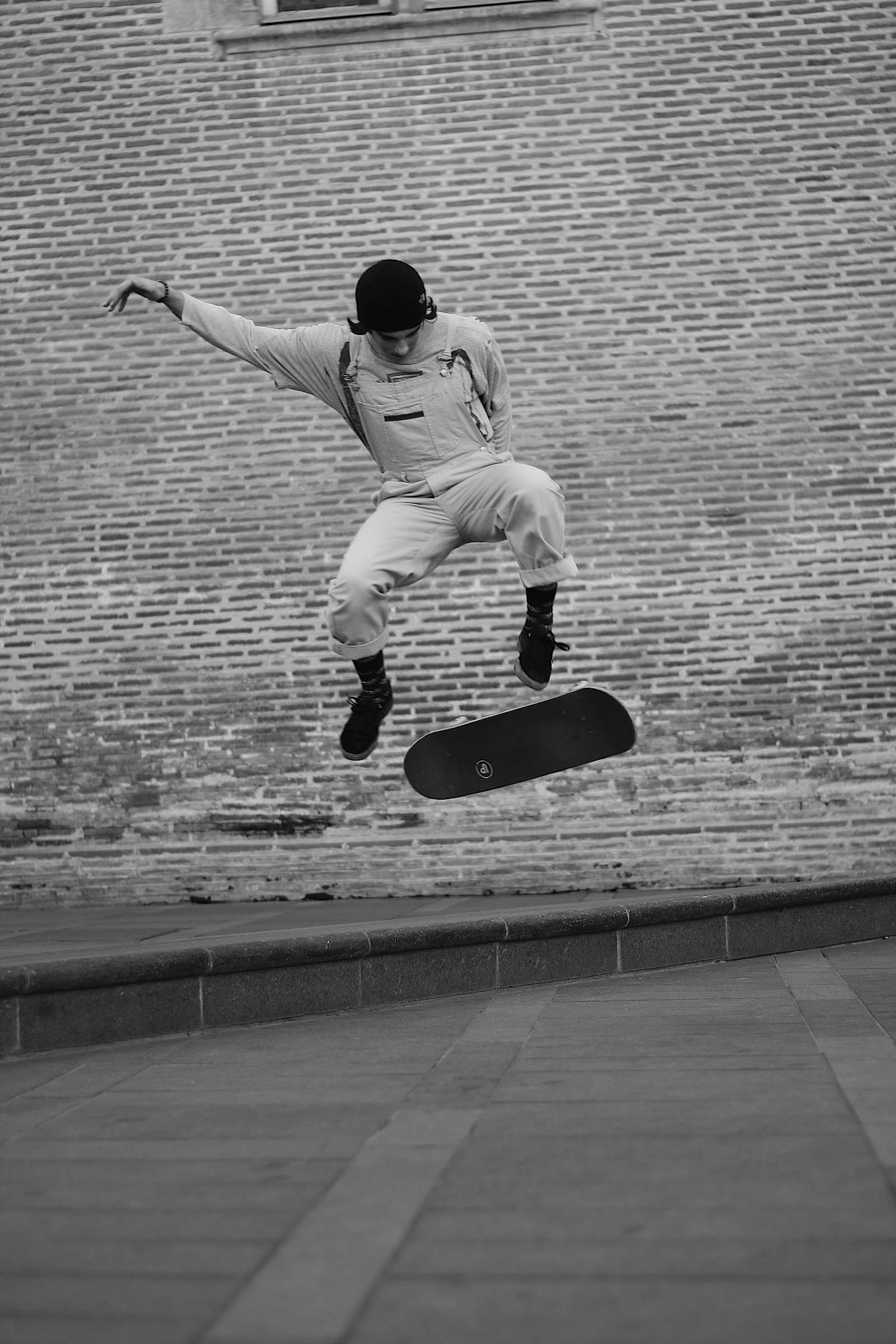 Canon EOS 70D + Yongnuo YN 50mm f/1.8 sample photo. Man skating beside gray photography