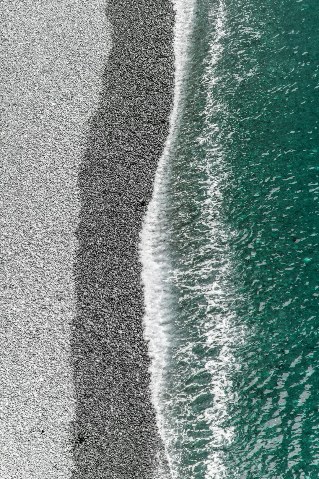 ocean wave and shore during day