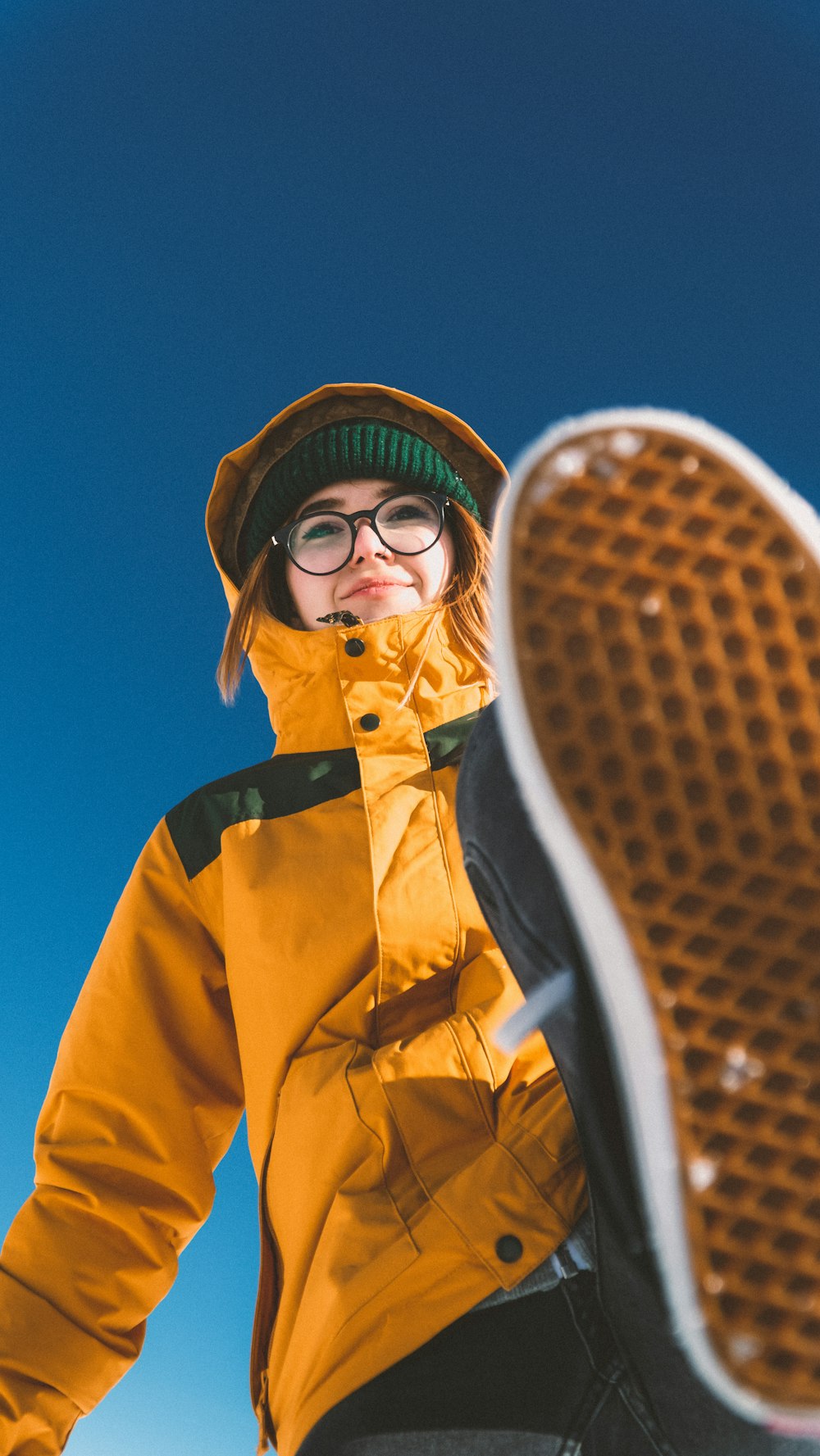 Frau trägt gelbe Jacke