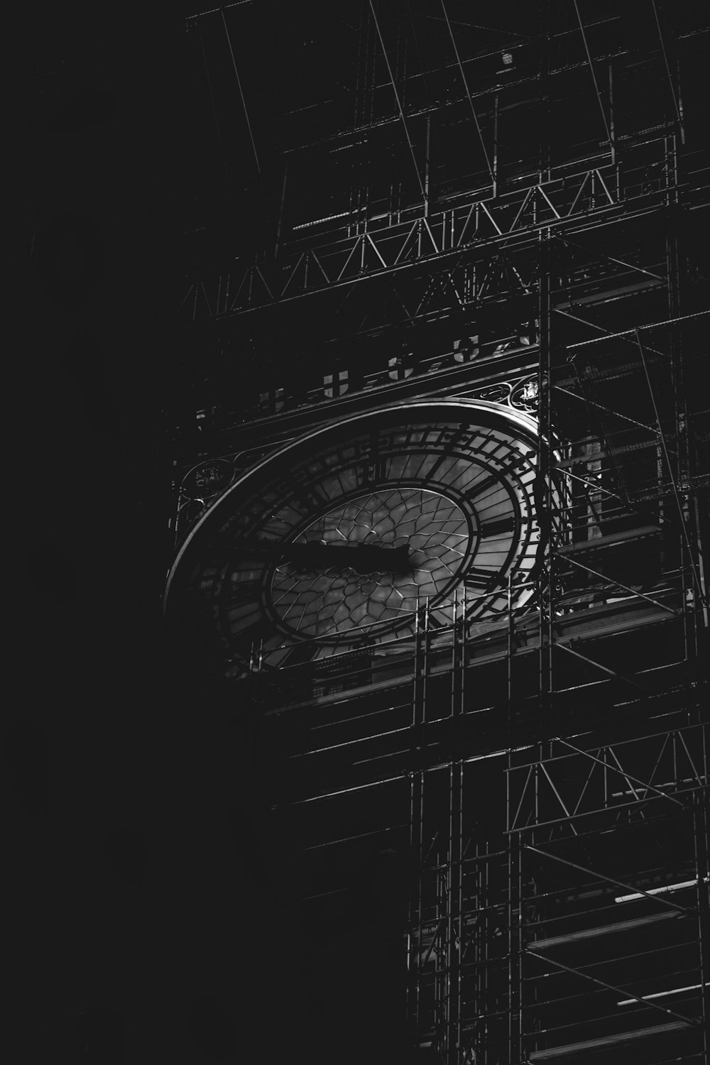 Una foto en blanco y negro de una torre del reloj