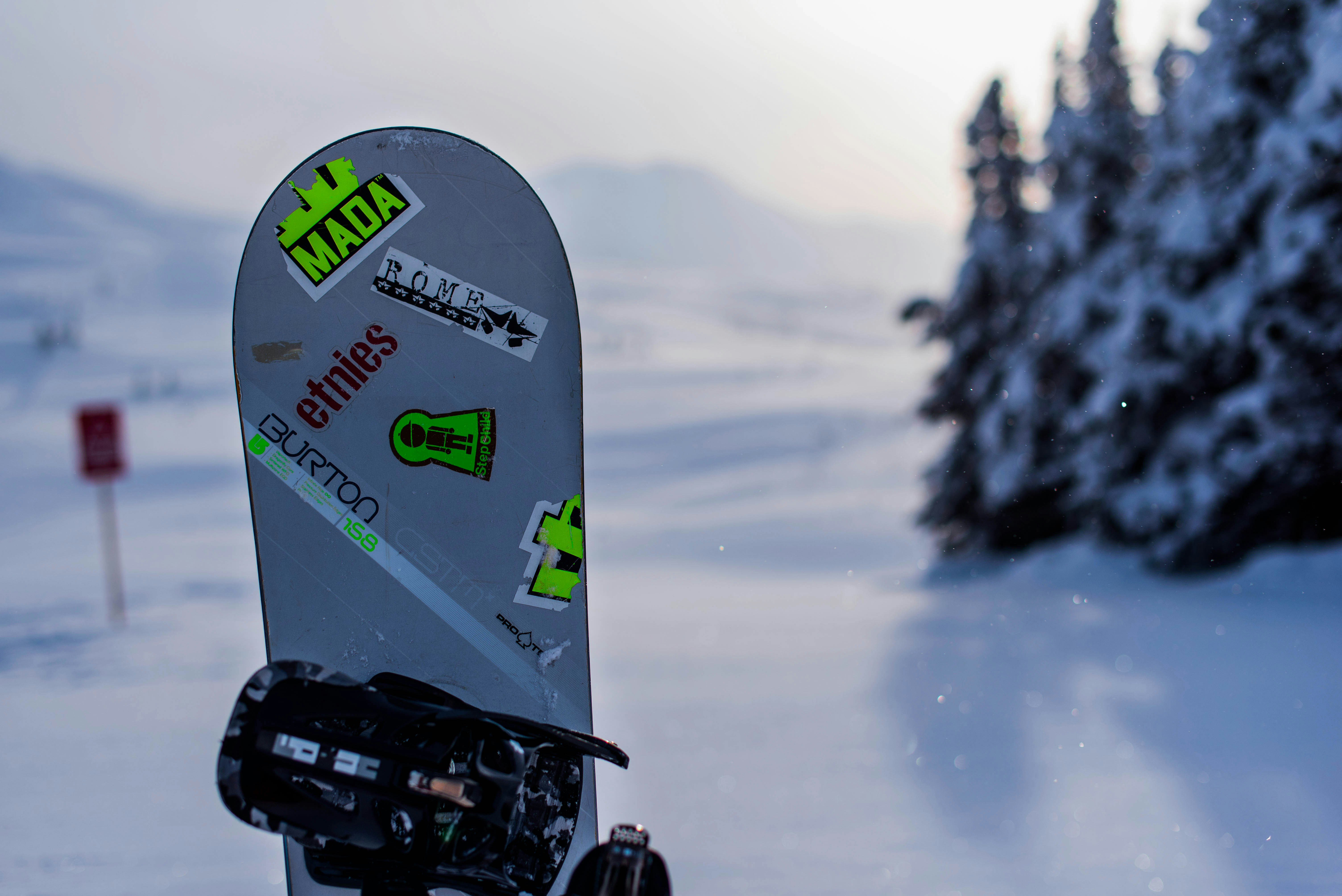 Foto Tabla de snowboard blanca Imagen Gris gratis en Unsplash