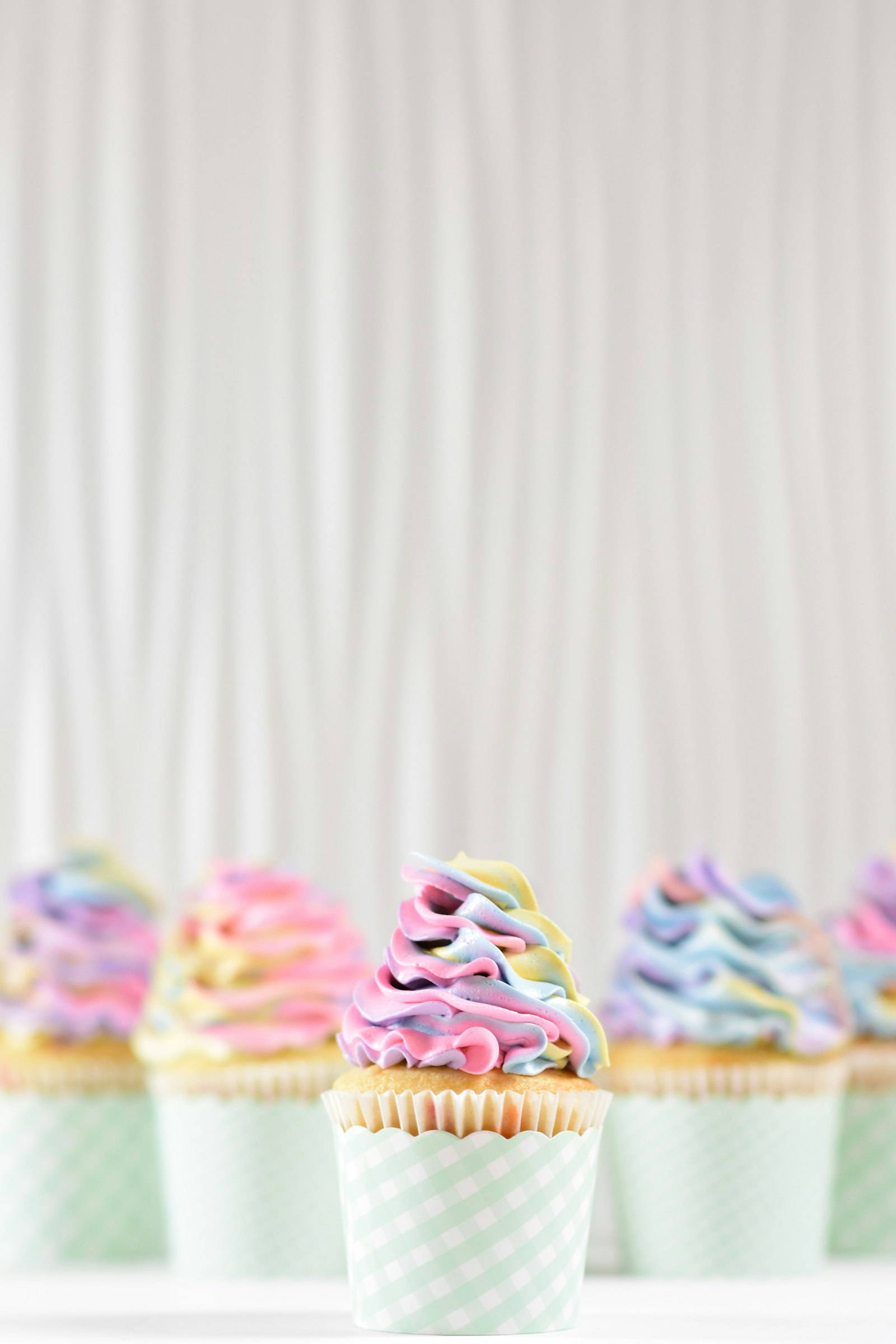 Nikon D3400 + Nikon AF-S Nikkor 85mm F1.8G sample photo. Frosting on two cupcakes photography