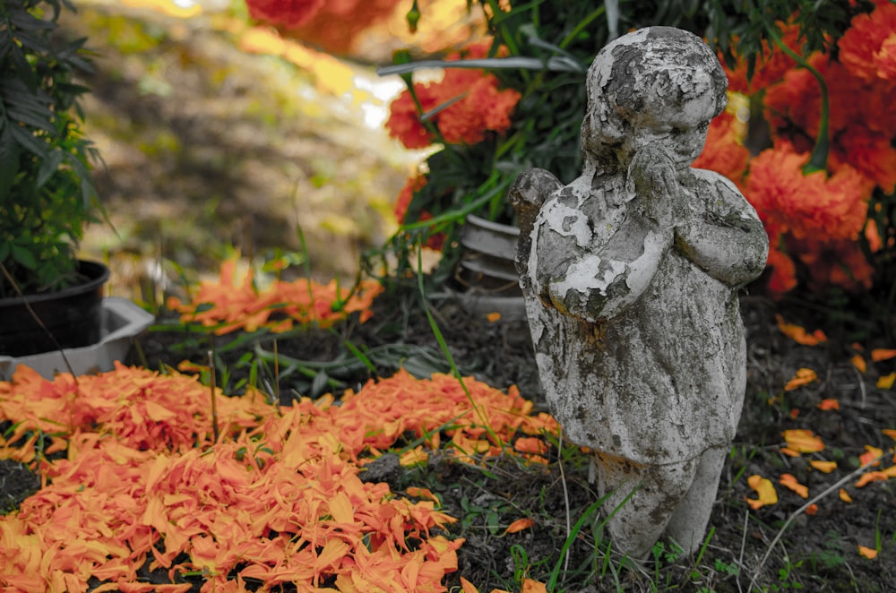 praying boy statue