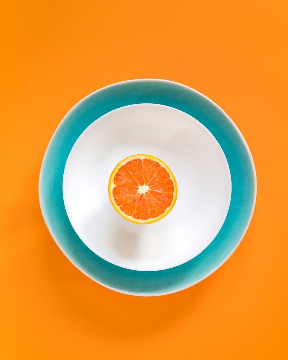 그릇에 얇게 썬 오렌지 과일