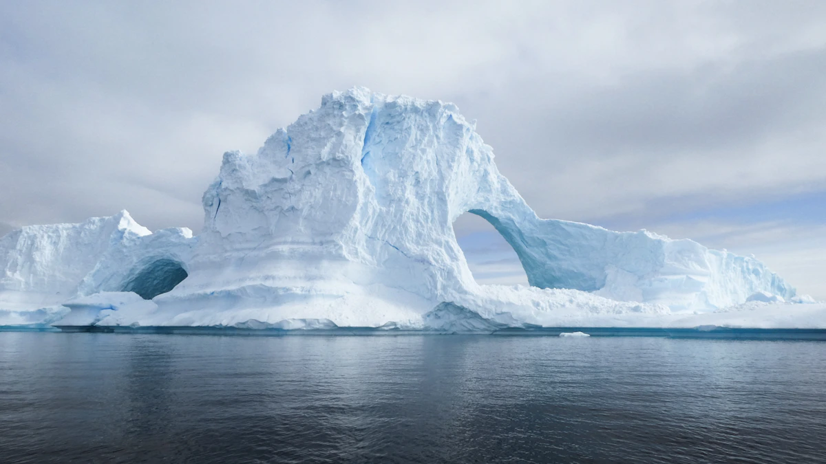 Glaciar de hielo azul bajo un cielo despejado