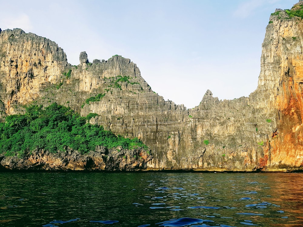 海水付近の灰色の岩層