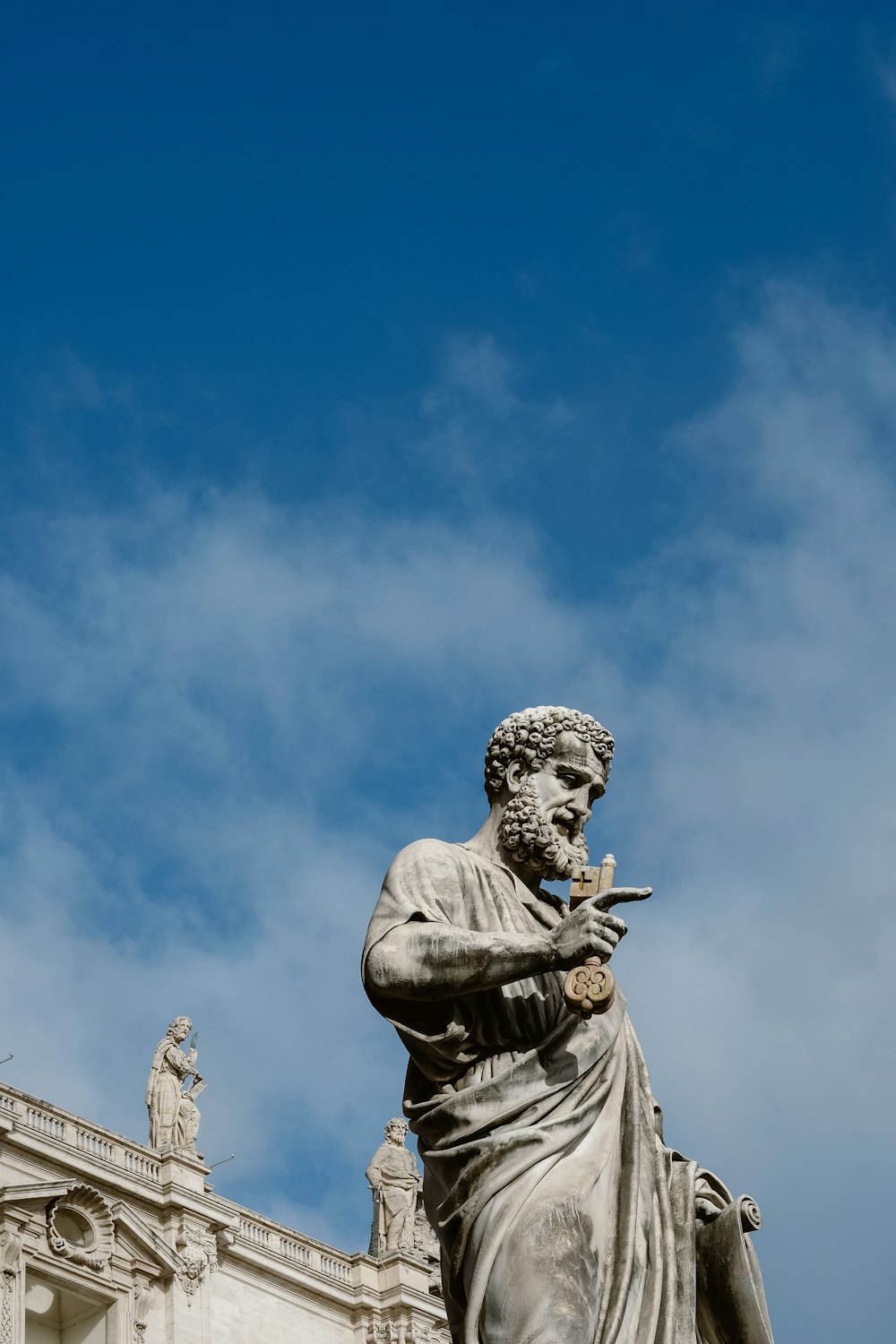 Estatua de hormigón durante el día