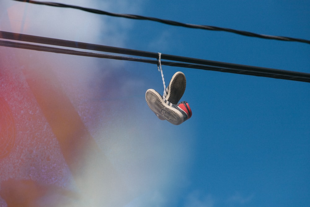 chaussures montantes rouges à suspendre