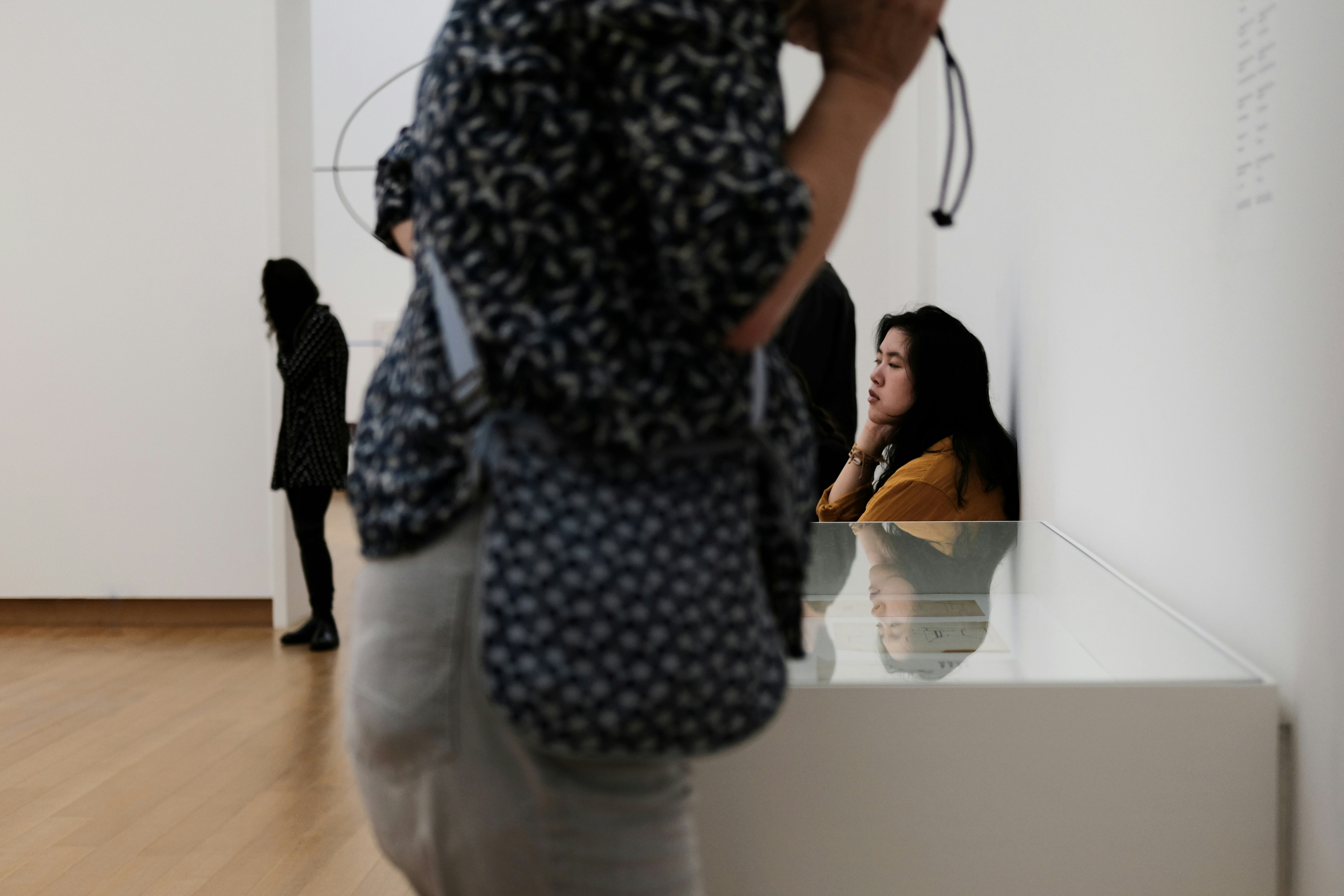 Человек насёт человека на рукаэ. Stand and carry. Stand and carry. Мужчина обнимает женщину гифки. Группа людей на улице.