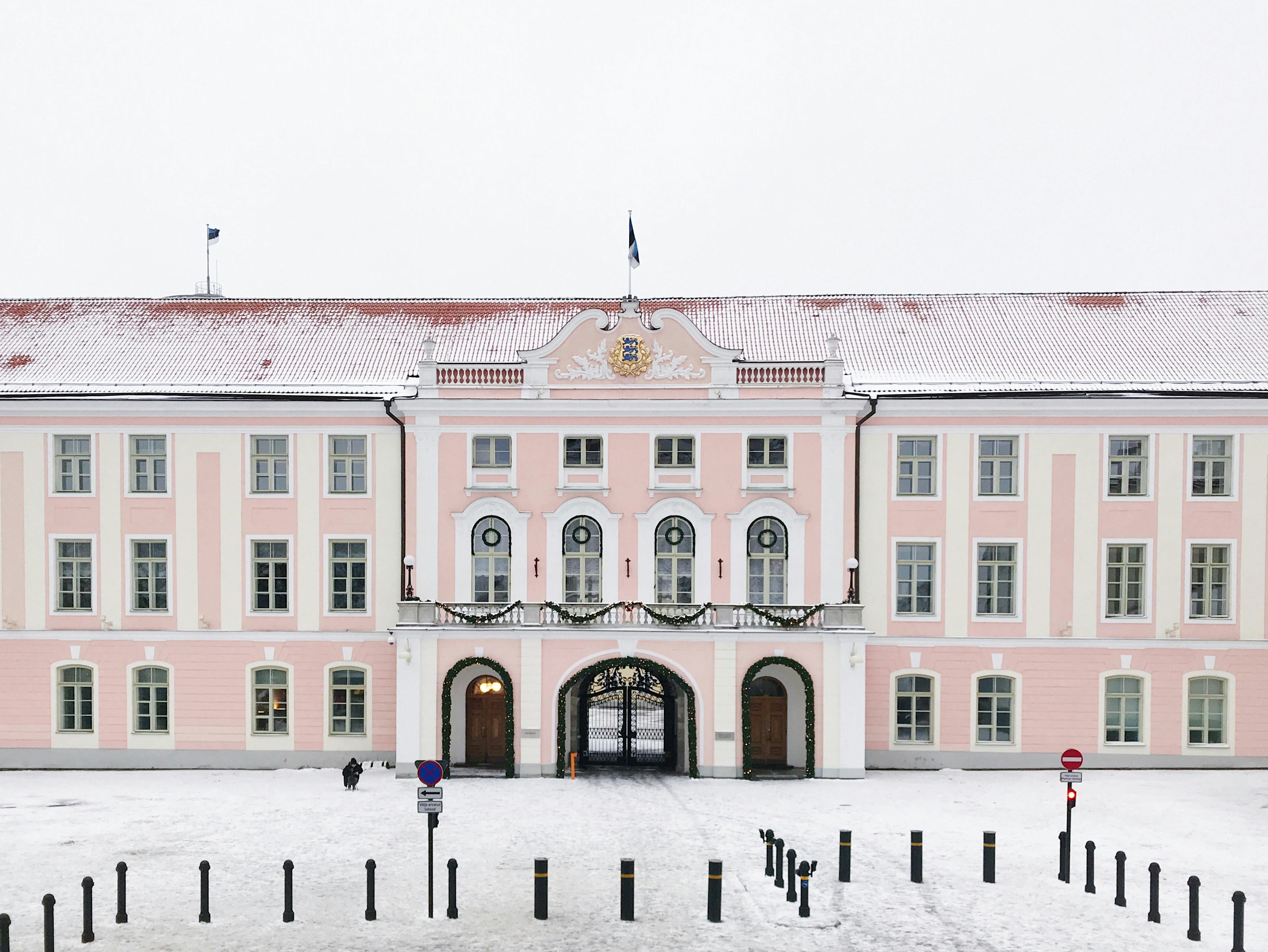 rosafarbenes und weißes Betongebäude