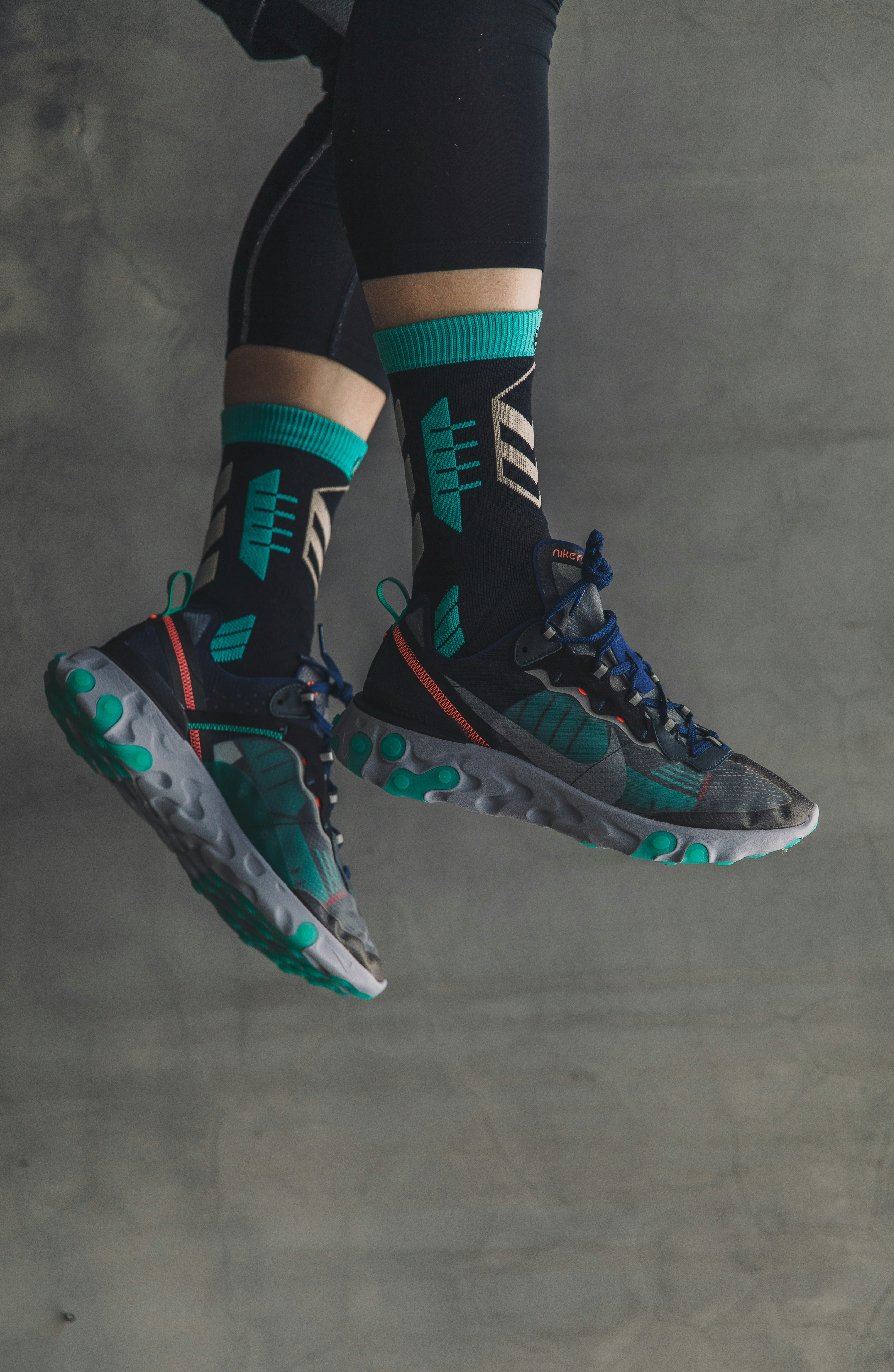 黒と緑のナイキ スニーカーを履いている人の写真 Unsplashで見つけるグレーの無料写真