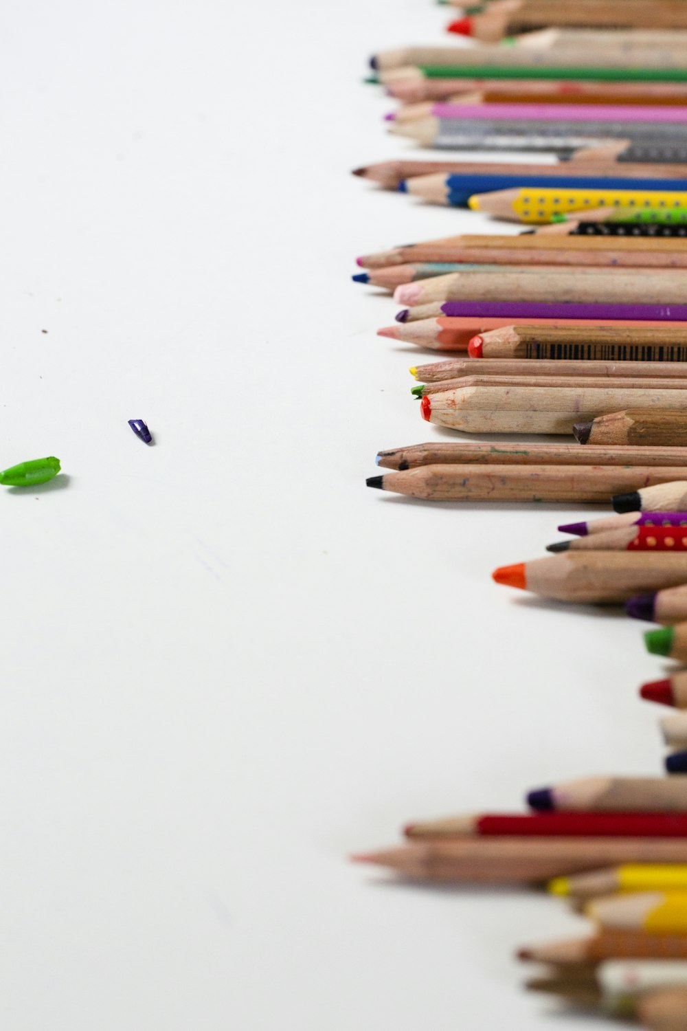 lápices de colores sobre superficie blanca