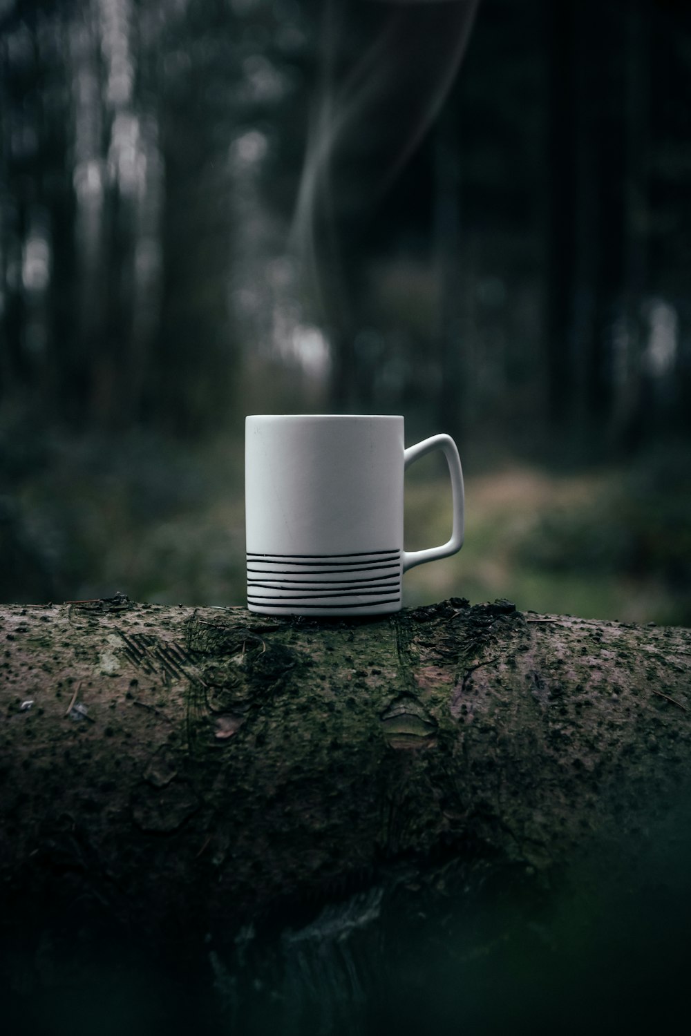 Caneca de cerâmica branca na superfície cinzenta