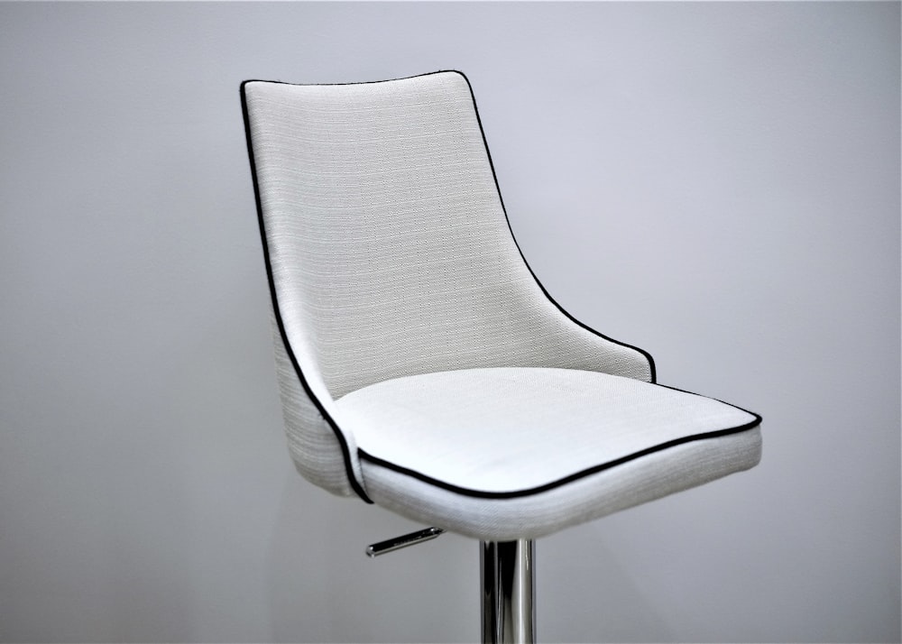 chaise roulante blanche