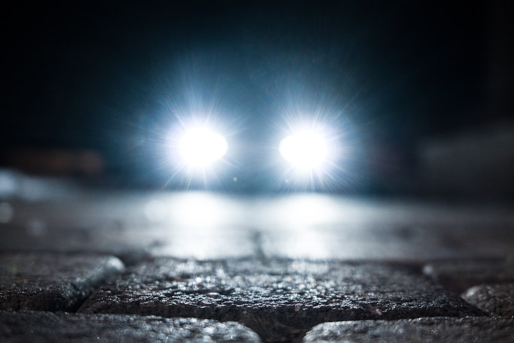 faro de vehículo encendido en la calle