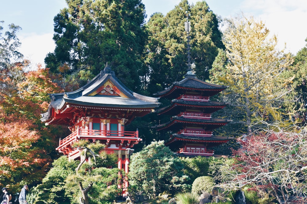 Roter Pavillon unter weißem Skyt