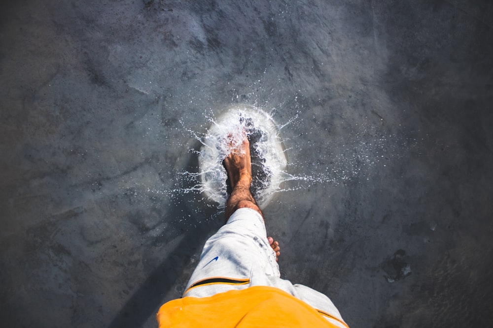 Persona pisando el agua