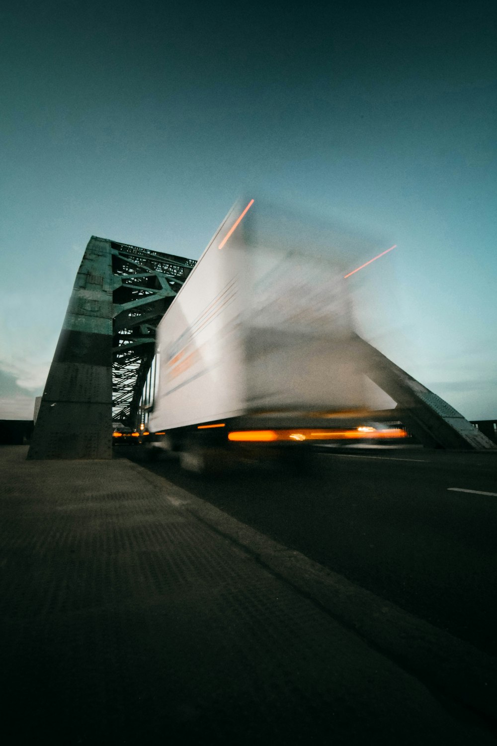 Fotografia de lapso de tempo de caminhão indo na ponte