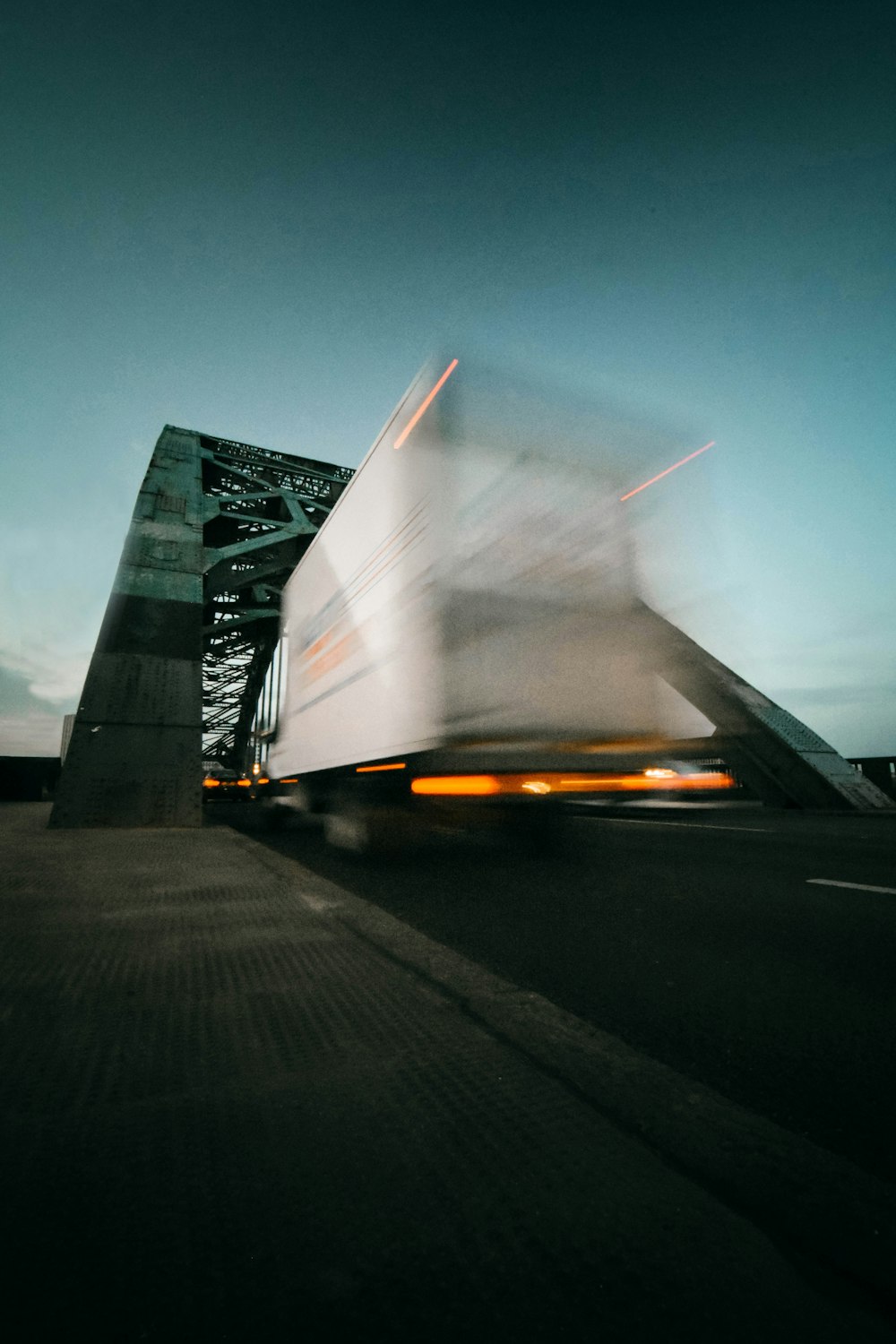 Fotografía de lapso de tiempo de camión que va en el puente