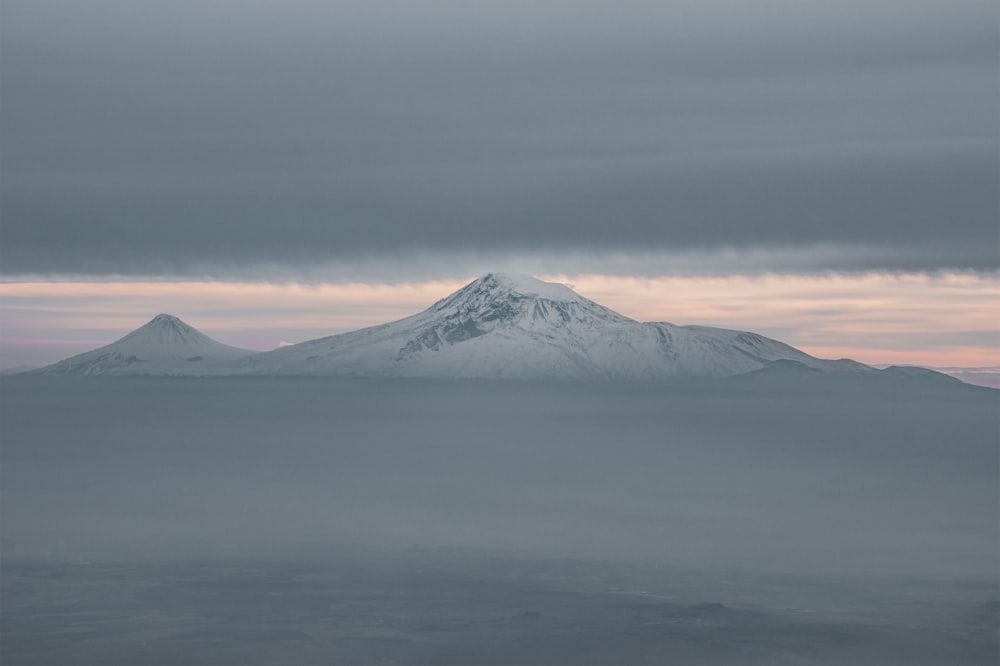 눈 덮인 산